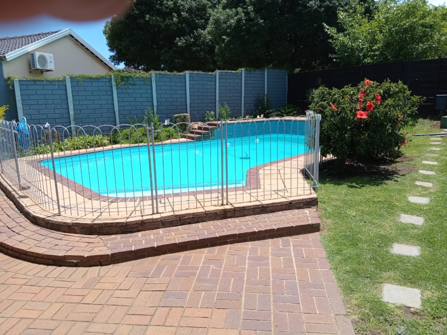 6 Bedroom Property for Sale in Dowerglen Gauteng