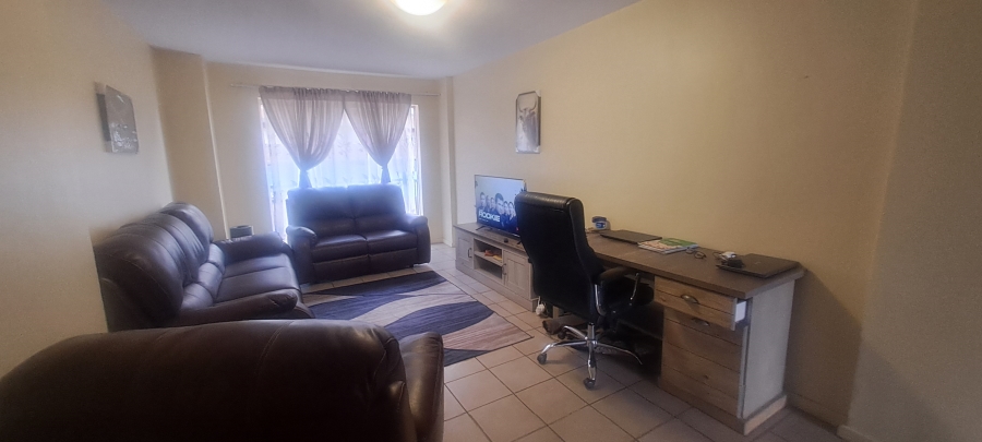 2 Bedroom Property for Sale in Die Hoewes Gauteng