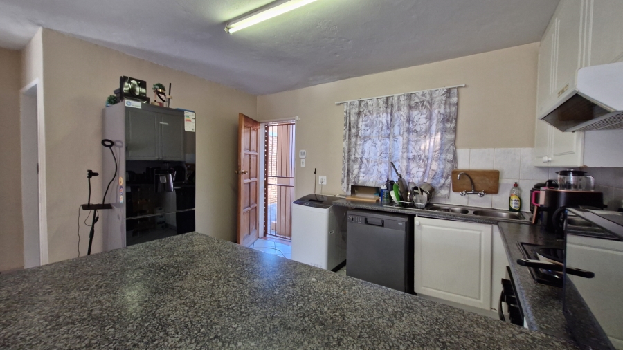 2 Bedroom Property for Sale in Rooihuiskraal North Gauteng