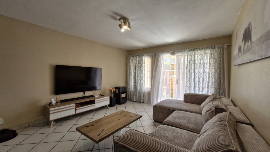 2 Bedroom Property for Sale in Rooihuiskraal North Gauteng