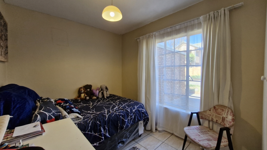2 Bedroom Property for Sale in Rooihuiskraal North Gauteng