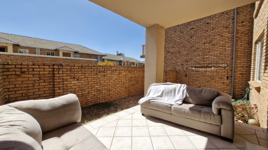 2 Bedroom Property for Sale in Rooihuiskraal North Gauteng