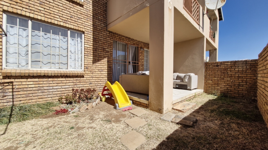 2 Bedroom Property for Sale in Rooihuiskraal North Gauteng