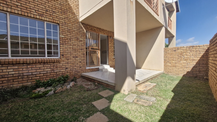 2 Bedroom Property for Sale in Rooihuiskraal North Gauteng