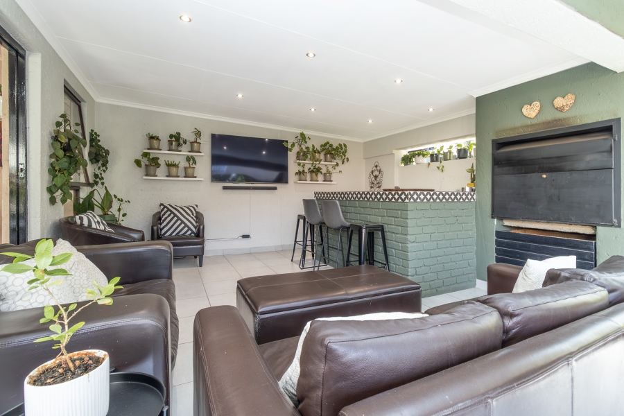 4 Bedroom Property for Sale in Magaliessig Gauteng