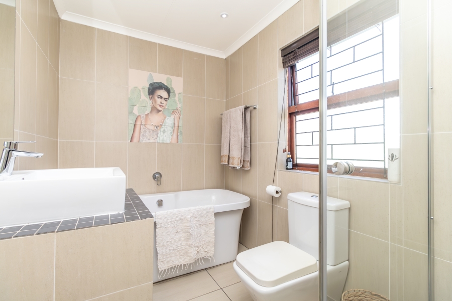 4 Bedroom Property for Sale in Magaliessig Gauteng