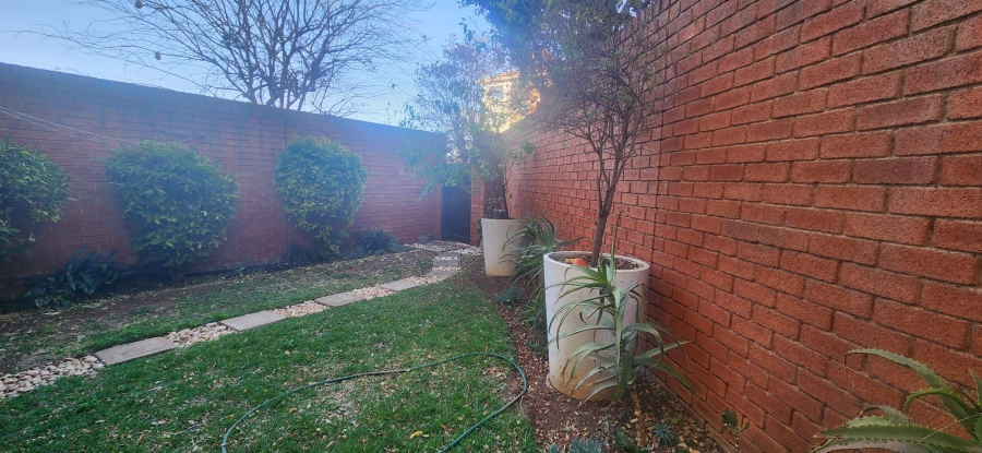 To Let 2 Bedroom Property for Rent in Greenstone Hill Gauteng