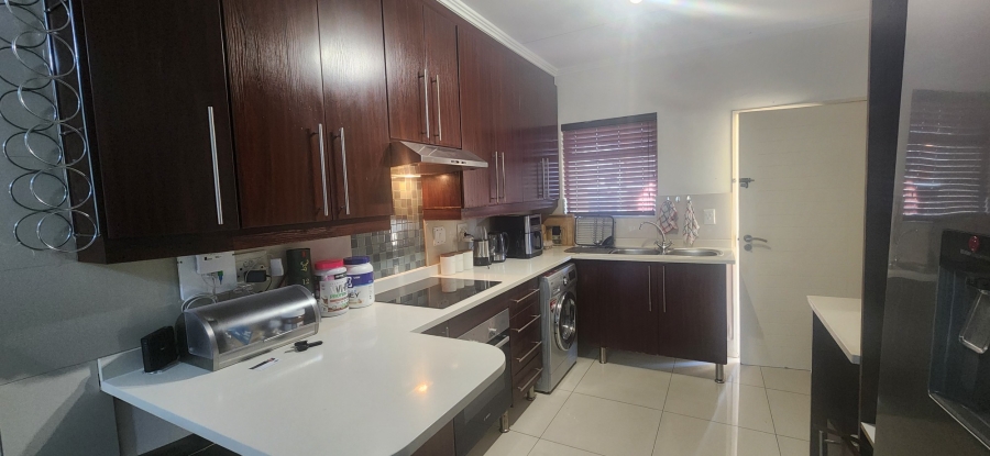 To Let 2 Bedroom Property for Rent in Greenstone Hill Gauteng