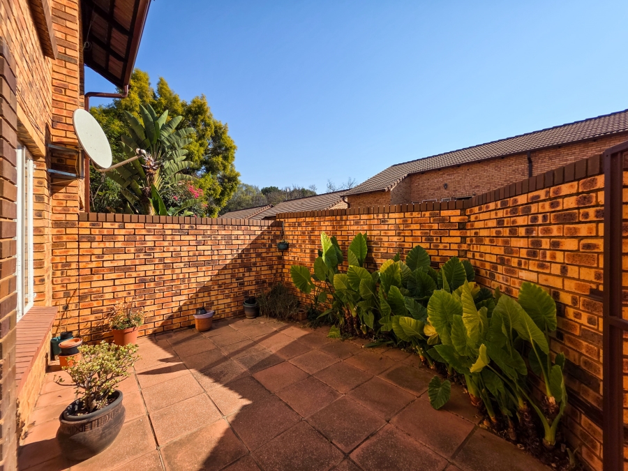 2 Bedroom Property for Sale in Faerie Glen Gauteng