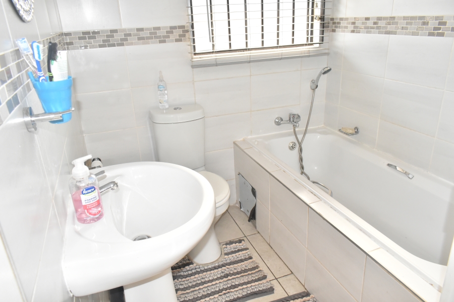 2 Bedroom Property for Sale in Andeon Gauteng