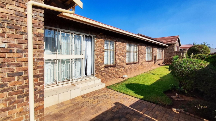 3 Bedroom Property for Sale in Birchleigh North Gauteng