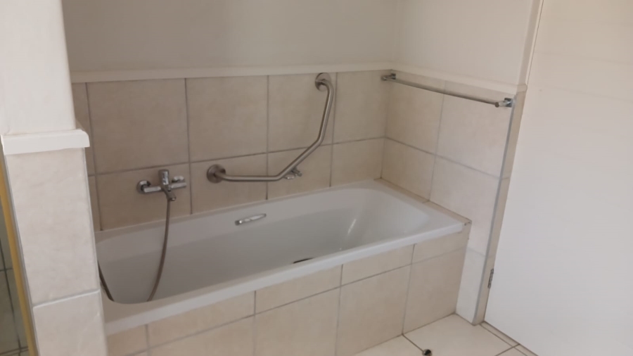 To Let 2 Bedroom Property for Rent in Broadacres Gauteng