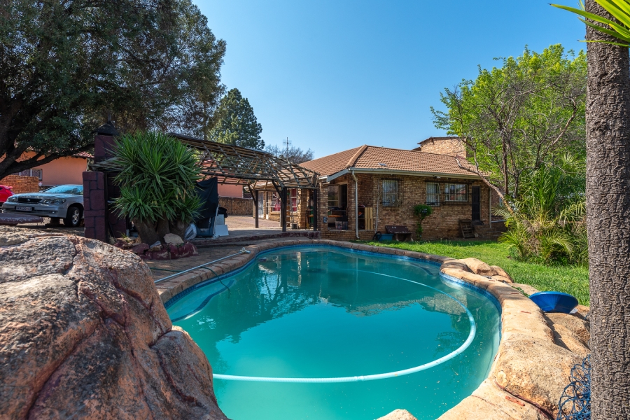 8 Bedroom Property for Sale in Glenvista Gauteng