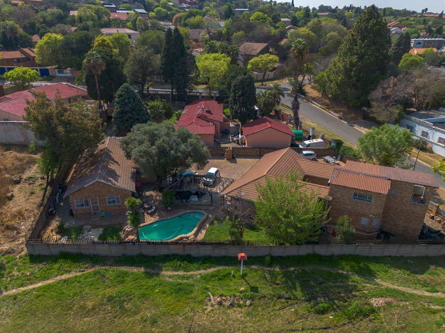 8 Bedroom Property for Sale in Glenvista Gauteng