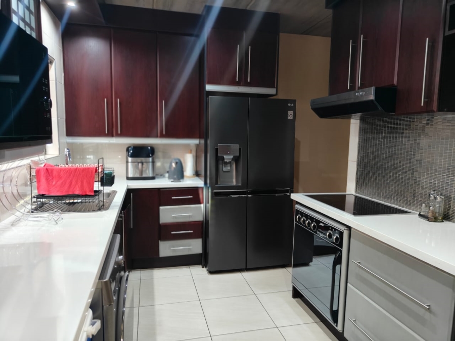 To Let 3 Bedroom Property for Rent in Fleurdal Gauteng