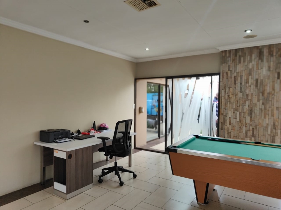 To Let 3 Bedroom Property for Rent in Fleurdal Gauteng