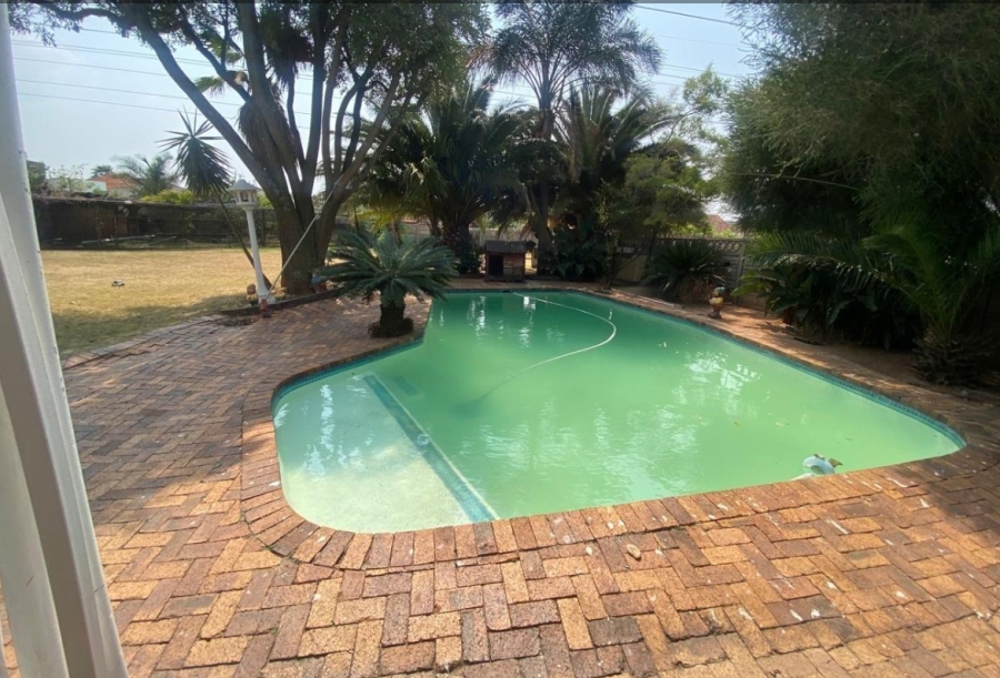 4 Bedroom Property for Sale in Mondeor Gauteng