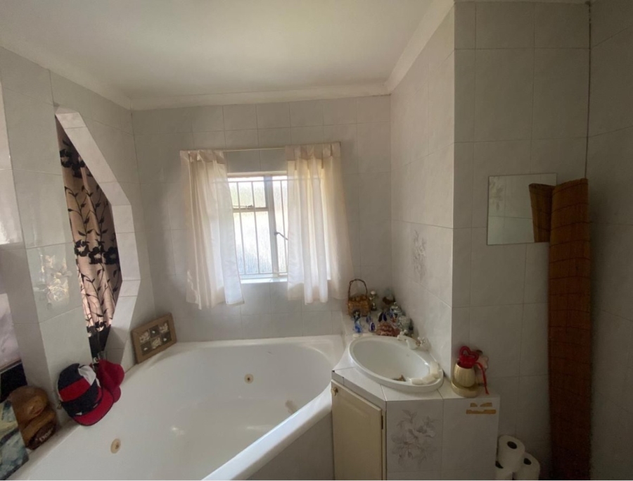 4 Bedroom Property for Sale in Mondeor Gauteng