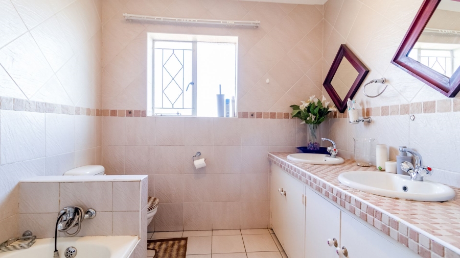 4 Bedroom Property for Sale in Oakdene Gauteng
