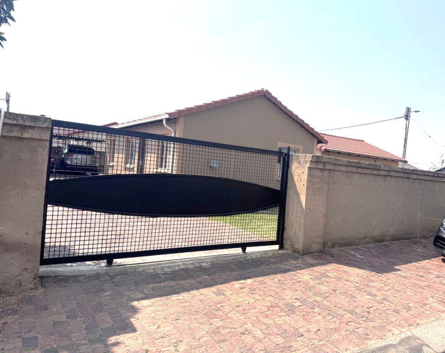 3 Bedroom Property for Sale in Windmill Park Gauteng