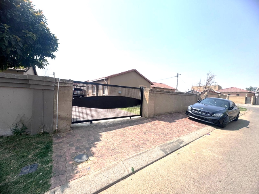 3 Bedroom Property for Sale in Windmill Park Gauteng