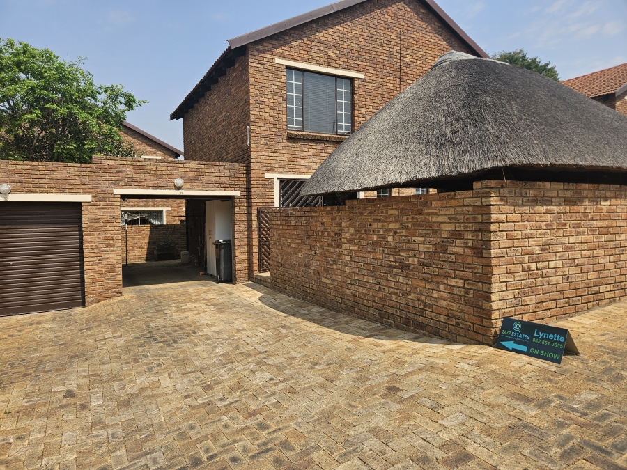 2 Bedroom Property for Sale in Wilgeheuwel Gauteng