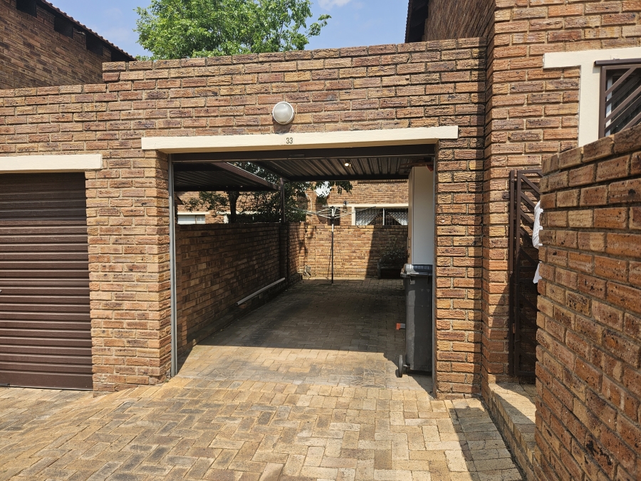 2 Bedroom Property for Sale in Wilgeheuwel Gauteng