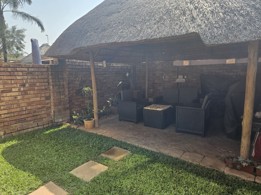 2 Bedroom Property for Sale in Wilgeheuwel Gauteng