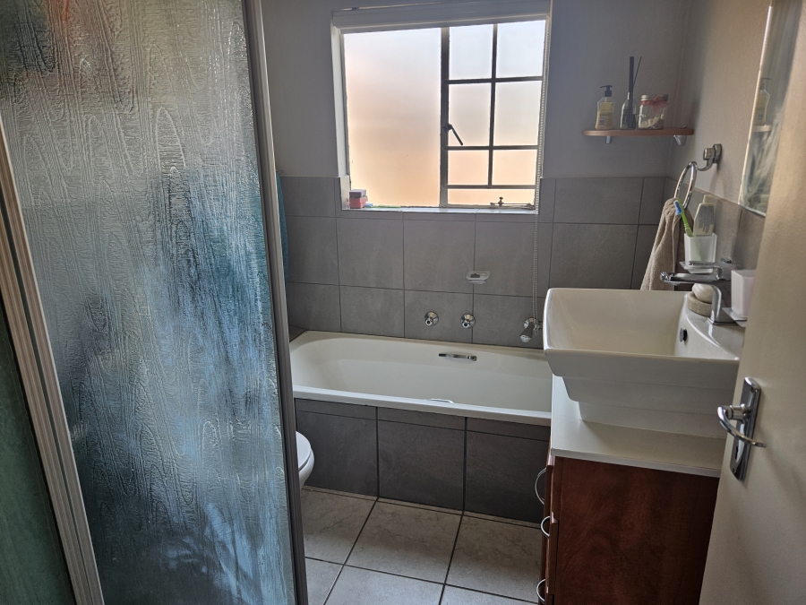 2 Bedroom Property for Sale in Wilgeheuwel Gauteng
