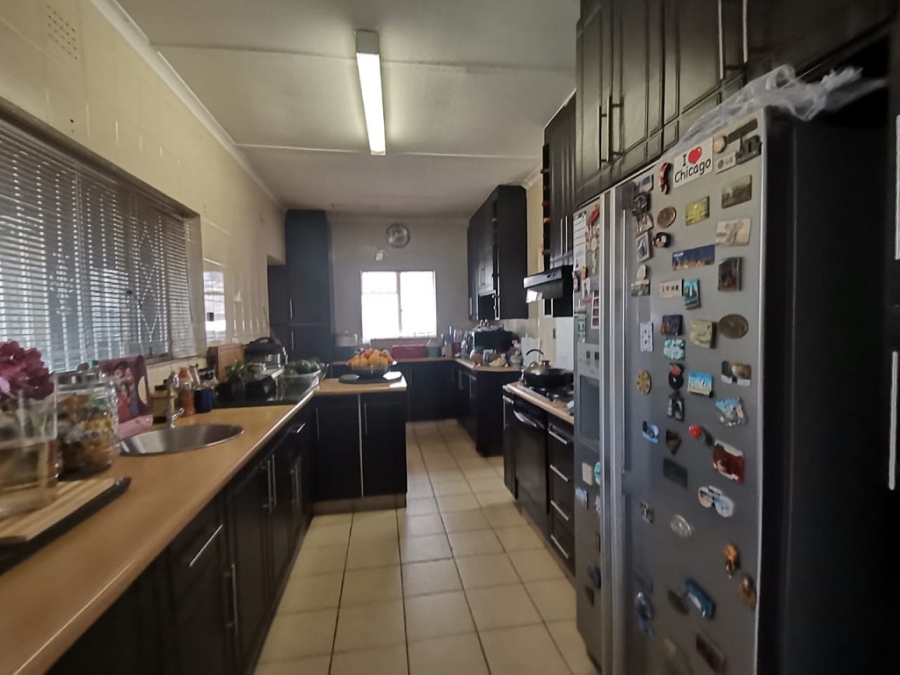 4 Bedroom Property for Sale in Mondeor Gauteng