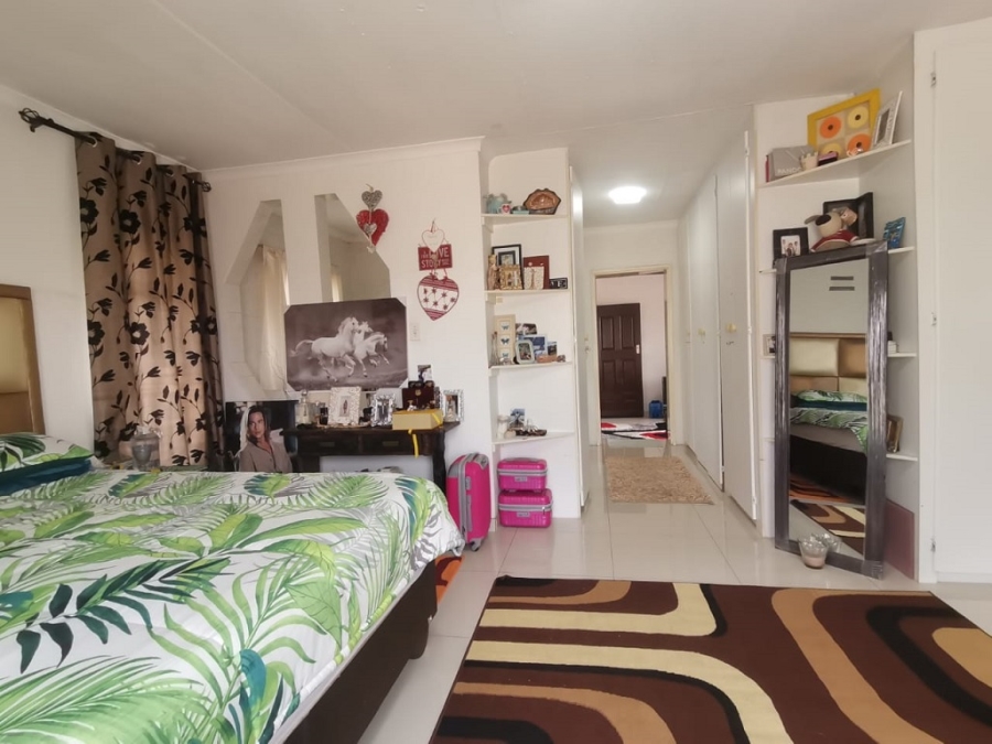 4 Bedroom Property for Sale in Mondeor Gauteng