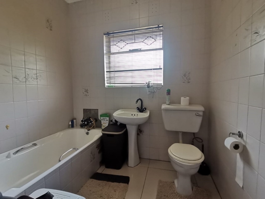 4 Bedroom Property for Sale in Mondeor Gauteng