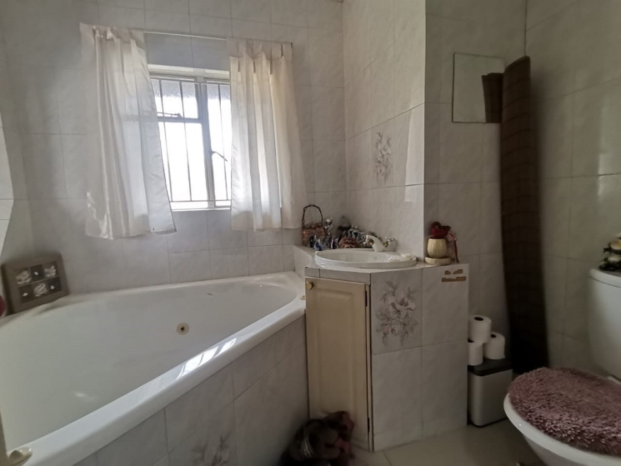 4 Bedroom Property for Sale in Mondeor Gauteng