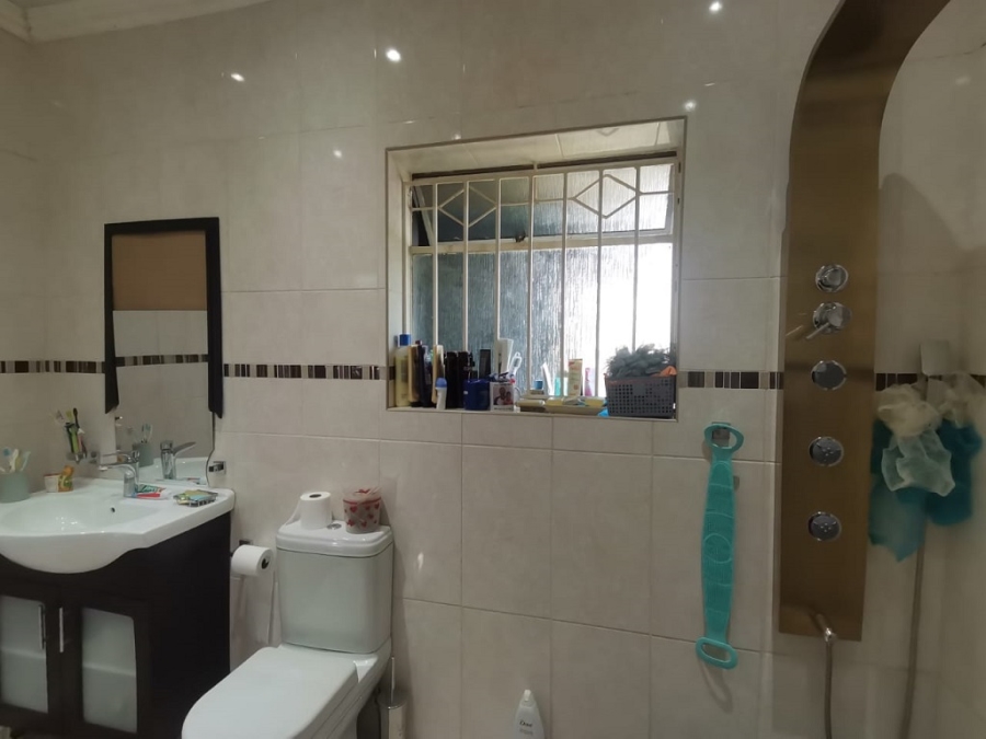 4 Bedroom Property for Sale in Mondeor Gauteng
