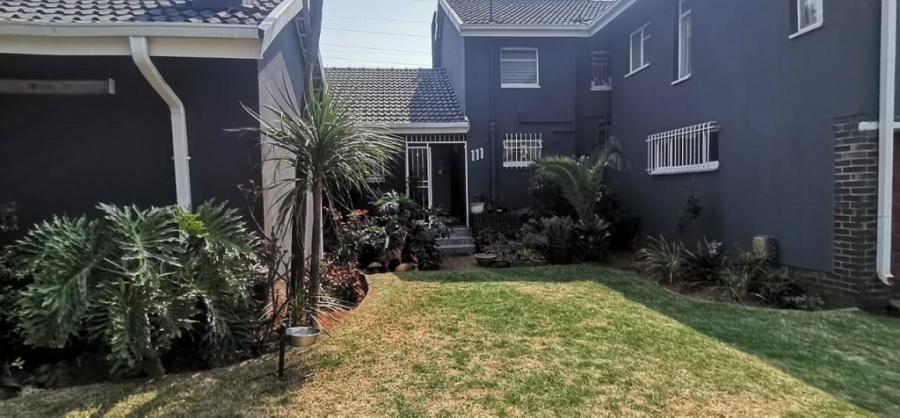 4 Bedroom Property for Sale in Mondeor Gauteng