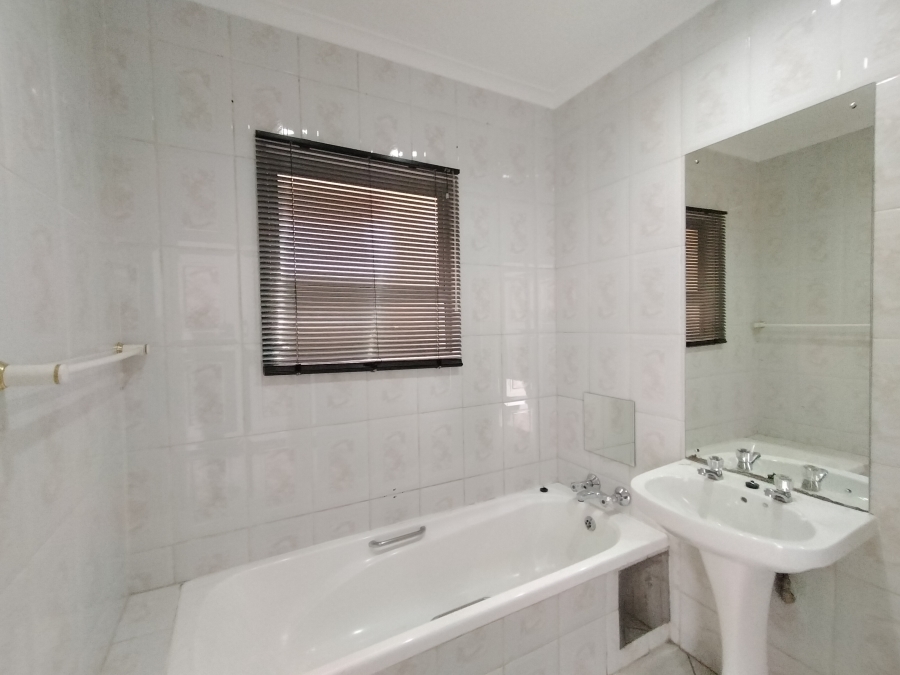 2 Bedroom Property for Sale in Constantia Kloof Gauteng