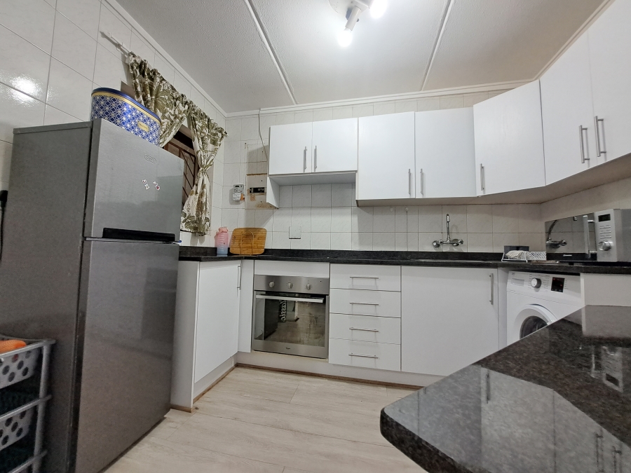 1 Bedroom Property for Sale in Benmore Gardens Gauteng
