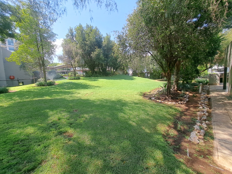 1 Bedroom Property for Sale in Benmore Gardens Gauteng
