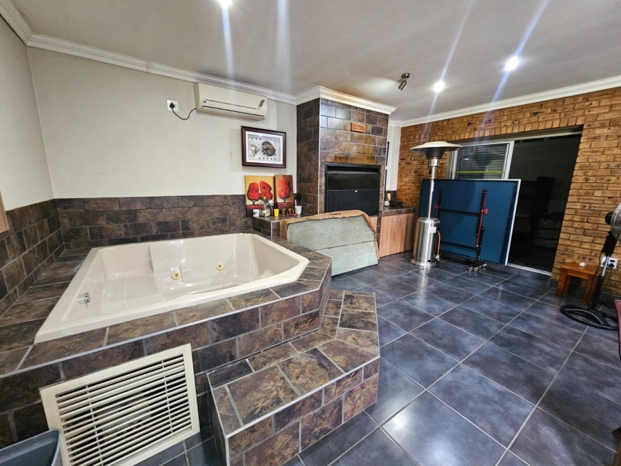 3 Bedroom Property for Sale in Lochvaal Gauteng