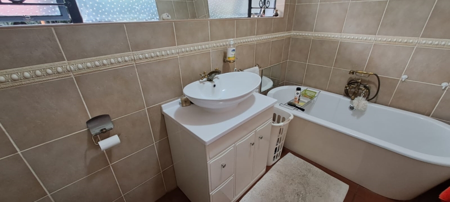 3 Bedroom Property for Sale in Three Rivers Proper Gauteng