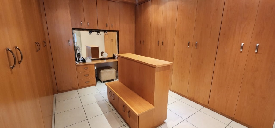 6 Bedroom Property for Sale in Northdene Gauteng