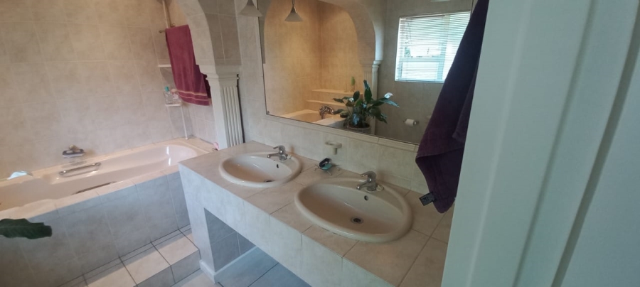 4 Bedroom Property for Sale in Three Rivers East Gauteng