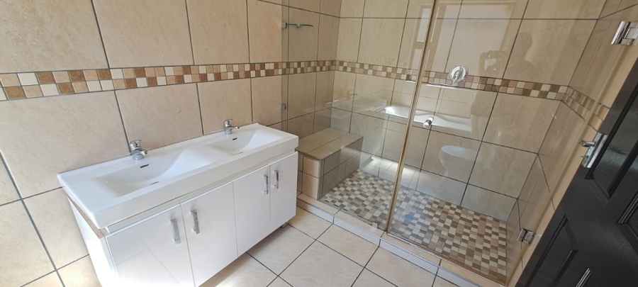 4 Bedroom Property for Sale in Three Rivers Proper Gauteng