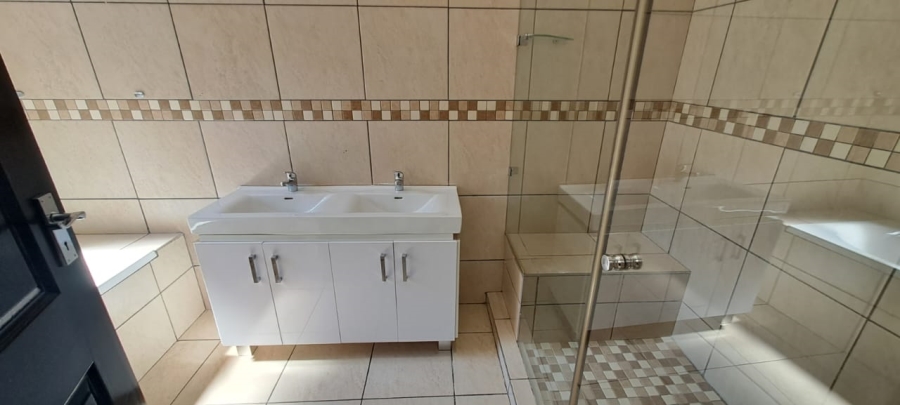 4 Bedroom Property for Sale in Three Rivers Proper Gauteng
