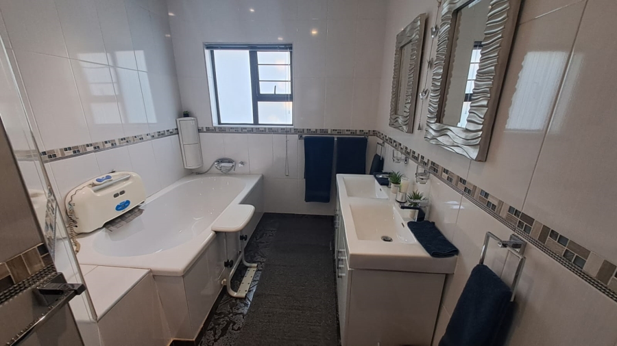 4 Bedroom Property for Sale in Three Rivers East Gauteng