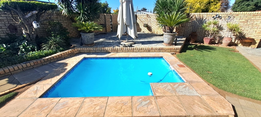 2 Bedroom Property for Sale in Three Rivers Proper Gauteng