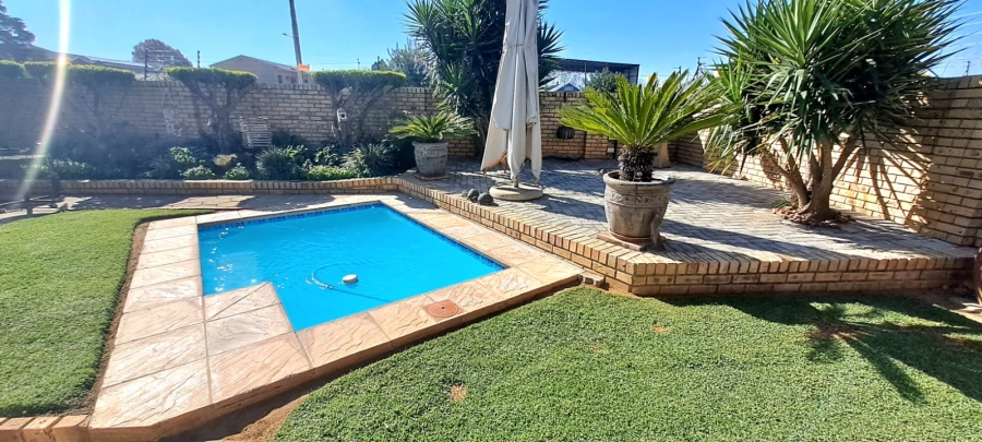 2 Bedroom Property for Sale in Three Rivers Proper Gauteng
