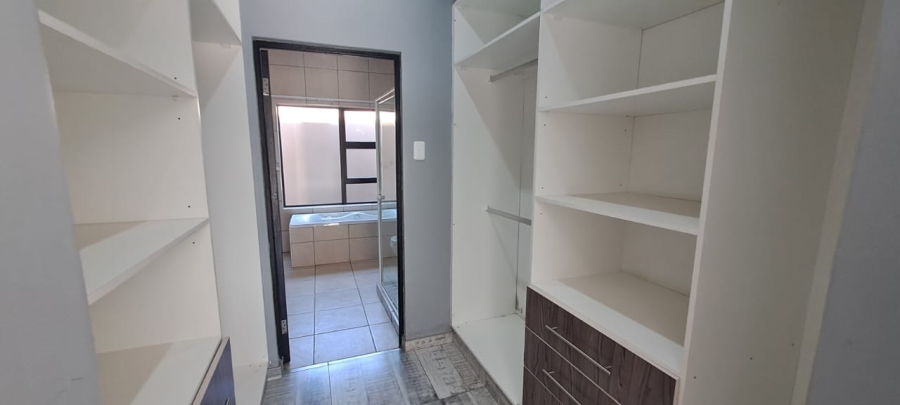 4 Bedroom Property for Sale in Three Rivers Proper Gauteng