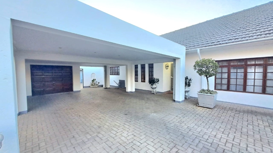 4 Bedroom Property for Sale in Three Rivers Proper Gauteng