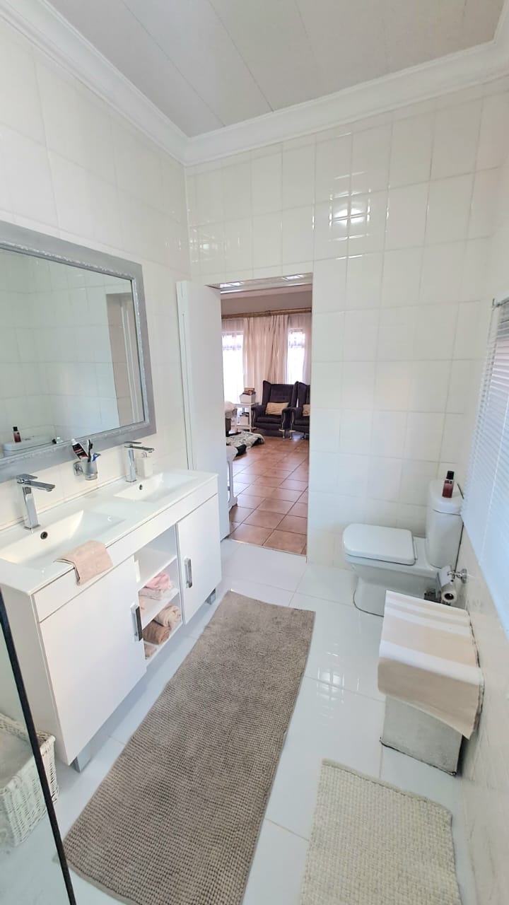 4 Bedroom Property for Sale in Three Rivers Proper Gauteng